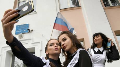 Большинство российских родителей выступают против запрета телефонов в школах