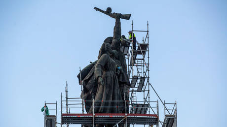 Государство ЕС демонтирует памятник в честь своего освобождения от Гитлера во время Второй мировой войны