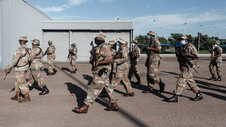 Южноафриканская армия проводит рейды против подозреваемых в незаконной добыче полезных ископаемых