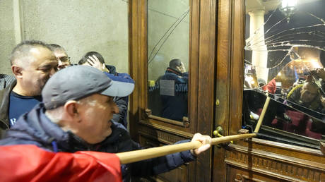 Мятежники штурмуют мэрию Белграда (ВИДЕО)