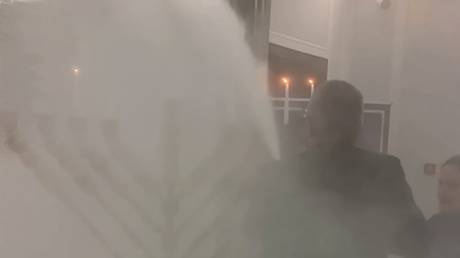 Польский депутат поднес огнетушитель к ханукальным свечам