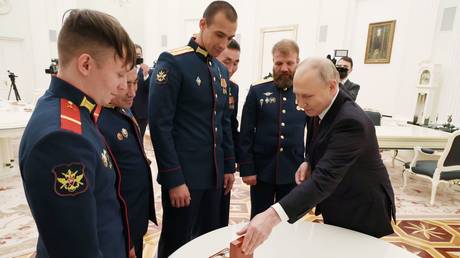 Путин восхваляет «солдат-героев» в новогоднем обращении