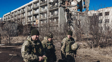 Украина подтверждает отступление из ключевого города Донбасса