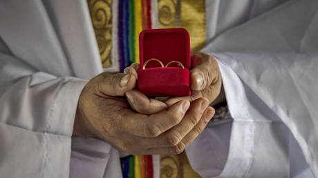 Первая православная страна легализует однополые браки
