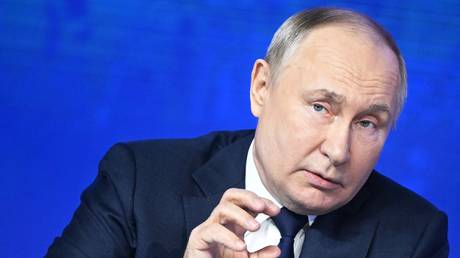 Путин призывает к глобальной борьбе с «нацистской пропагандой»
