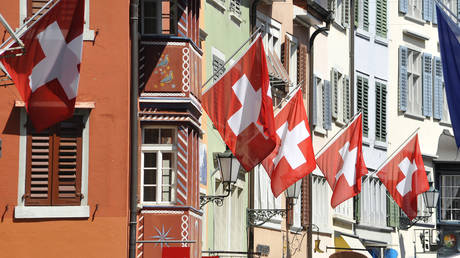 Швейцарские городские служащие получили большой сюрприз по зарплате