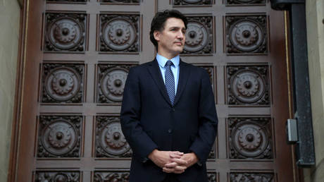 «Теоретики заговора» угрожают основным средствам массовой информации, заявил премьер-министр Канады