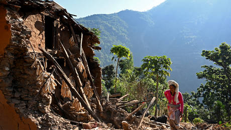 В Непале выжившие после землетрясения теперь борются с простудой и другими болезнями