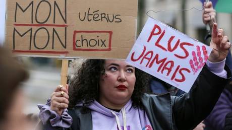 Франция закрепила аборты в своей конституции
