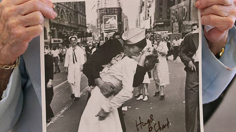 Знаменитая фотография поцелуя времен Второй мировой войны избежала запрета