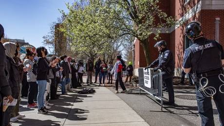 Бостонские полицейские разгоняют пропалестинский протест колледжей
