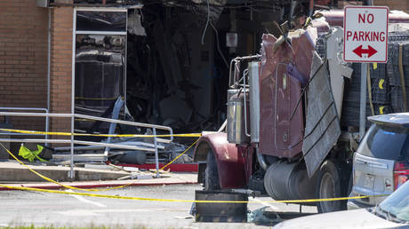 Мужчина «намеренно» врезался грузовиком в правительственное учреждение Техаса