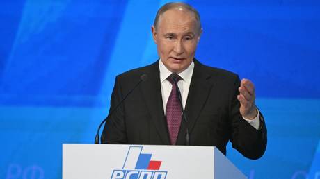 Путин выступил перед представителями деловых кругов с докладом об экономической мощи и стратегических задачах России