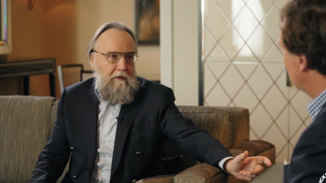Такер Карлсон берет интервью у консервативного российского философа Александра Дугин