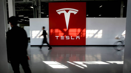 Tesla сокращает более 10% сотрудников – СМИ