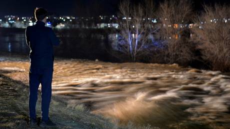 Тысячи домов затоплены после обрушения дамбы в России (ВИДЕО)