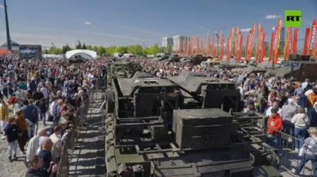 Дрон запечатлел масштаб выставки бронетехники, поставляемой из Запада, в Москве (ВИДЕО)