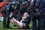 Полиция ликвидирует пропалестинские лагеря в трёх университетах США