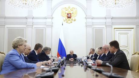 Правительство России уходит в отставк
