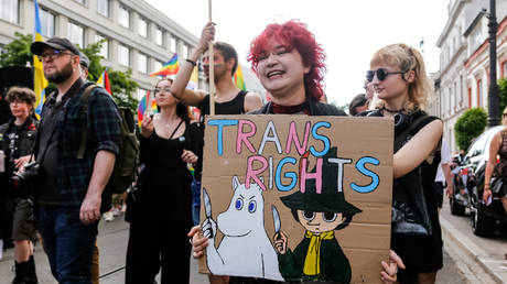 Россия намерена запретить усыновление в странах, дружественных трансгендерам