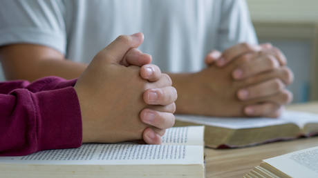 Государство США обязывает все школы преподавать Библи