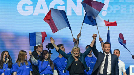 Ле Пен «готова к власти» после поражения партии Макрона