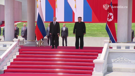 Путина встретили в Пхеньяне эффектной церемонией (ВИДЕО)