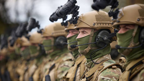 Украинские пограничники используют огнестрельное оружие, чтобы остановить бегство мужчин из страны