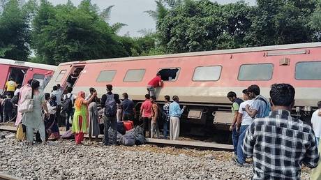 Четыре человека погибли и десятки ранены в результате схода с рельсов 12 вагонов поезда в Индии
