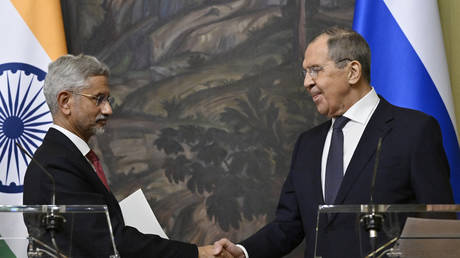 Главные дипломаты обсуждают двусторонние связи перед визитом Моди в Москву
