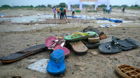 Индия начинает расследование после того, как 121 человек погибли в давк