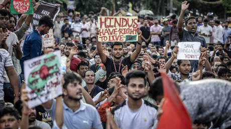 Protests rage over attacks against Hindus in Bangladesh — RT World News