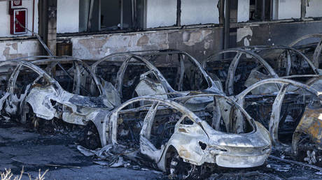 Волна атак на Tesla: Поджоги, вандализм и политические баталии в эпоху климатических протестов