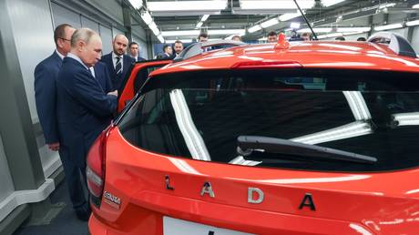 Путин о суверенитете: «Зависимость от нефти и импорта угрожает будущему России»