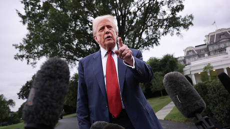 Эскалация торговой войны: Трамп угрожает Индии новыми пошлинами за закупки российской нефти