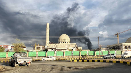 Эскалация конфликта: Израиль нанес авиаудары по столице Йемена в ответ на атаки хуситов