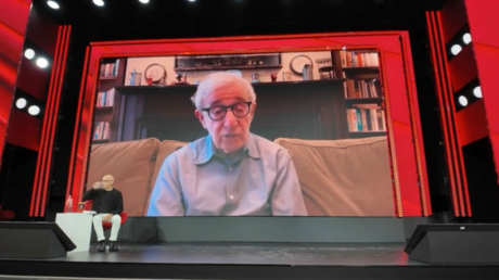 «Позор и оскорбление»: Украина осудила Вуди Аллена за участие в кинонеделе в Москве