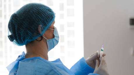 Всплеск новых штаммов: Украина возвращает масочный режим в больницах