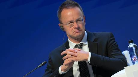 «Тихие закупки и громкие упрёки»: Венгрия обвинила ЕС в лицемерии из-за импорта российской нефти