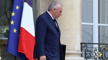 Правительство Франции пало: Байру проиграл вотум недоверия, Макрону грозит новый политический кризис