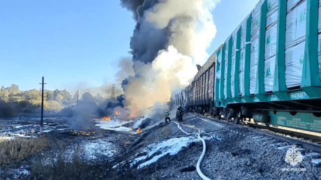 Крушение поезда с топливом под Смоленском: горит шесть цистерн