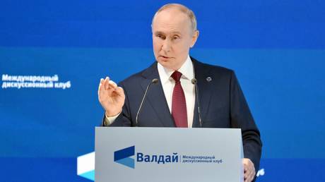 Путин: Глобальный баланс невозможен без России, а попытки изолировать страну провалились