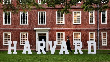 Гарвард против Белого дома: Драг-персона приглашена читать курс, несмотря на скандал с финансированием