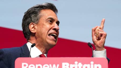 Милибанд против Маска: Битва за будущее британской политики