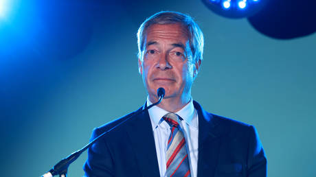 Правые обвиняют Стармера: безопасность Фараджа под угрозой из-за политической вражды