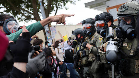 Столкновения у центров задержания мигрантов в США: Орегон и Иллинойс становятся очагами протестов