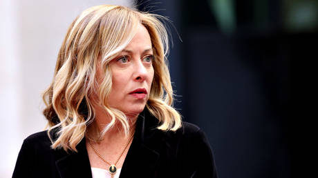 Итальянский премьер под угрозой: Генералы и оружейники на скамье подсудимых