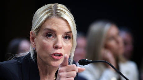 Пэм Бонди и Адам Шифф устроили жаркую перепалку на слушаниях в Сенате