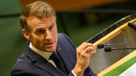 Парламент Франции отклонил импичмент Макрону на фоне рекордного падения его популярности