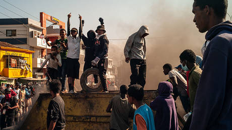 Протесты в Мадагаскаре: Аэропорт и общественные волнения